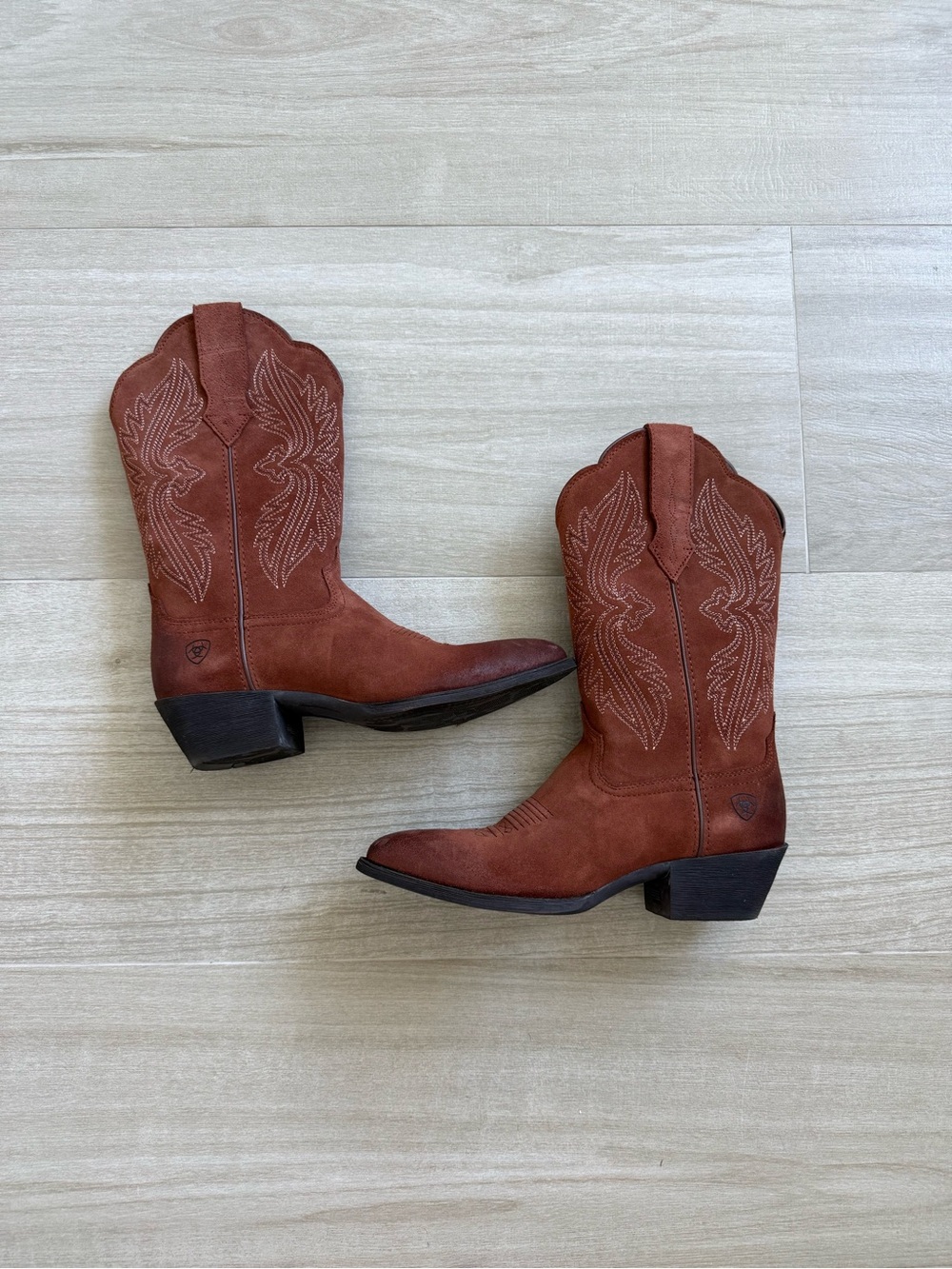 ARIAT WOMEN'S 11" HERITAGE R TOE STRETCHFIT AMBER SUEDE WESTERN BOOT
